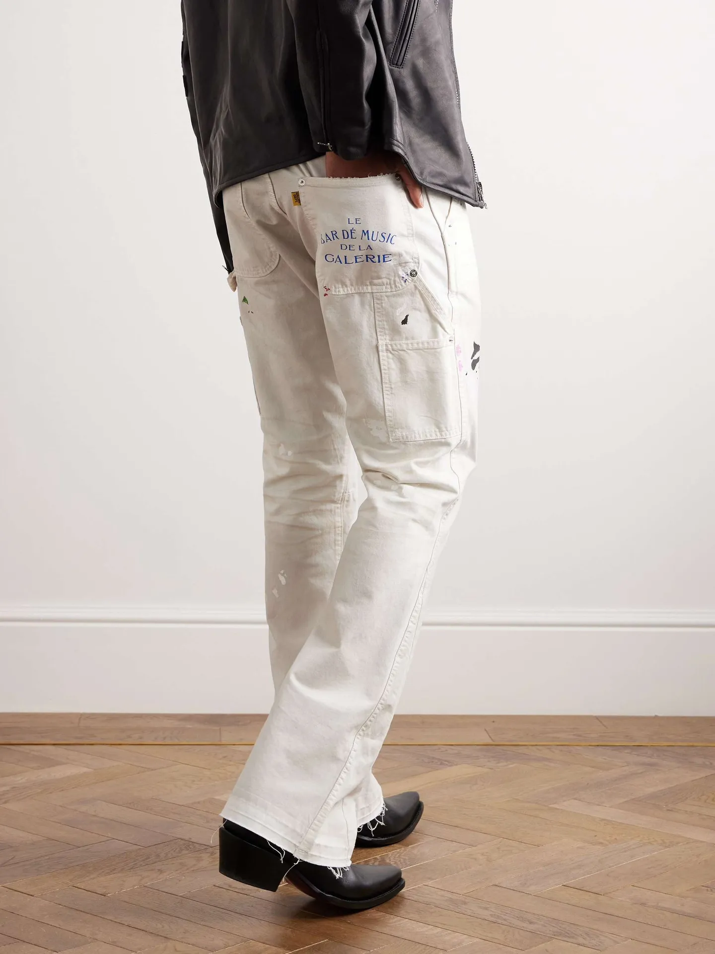 GALLERY DEPT. PAINTED CARPENTER FLARE graffiti logging pants, size 30/32/34/36, pure logging workwear style! Super heavy industry, mud dyeing and cleaning, worn out holes, all molded and customized, accessories are complete and correct! Artificial ink graffiti, tedious and heavy work